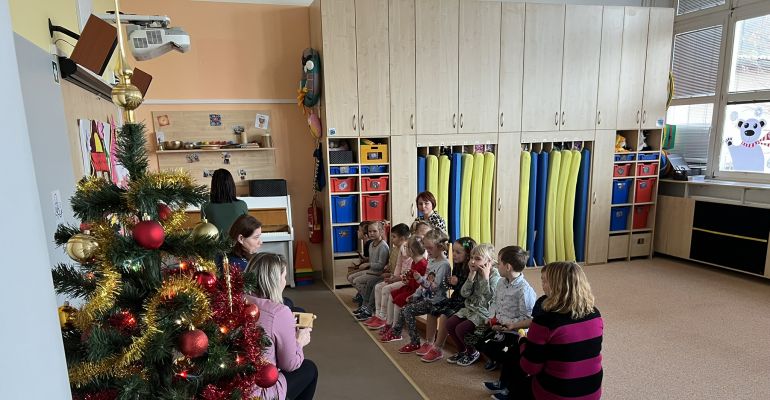 MŠ - POSEZENÍ U STROMEČKU